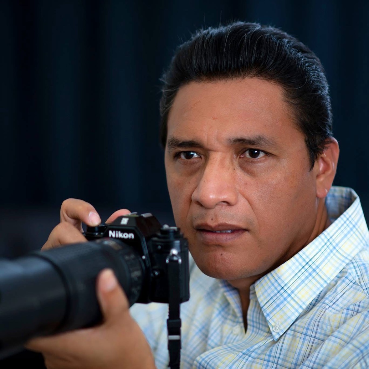 Rolando Cabanillas holding his Nikon camera